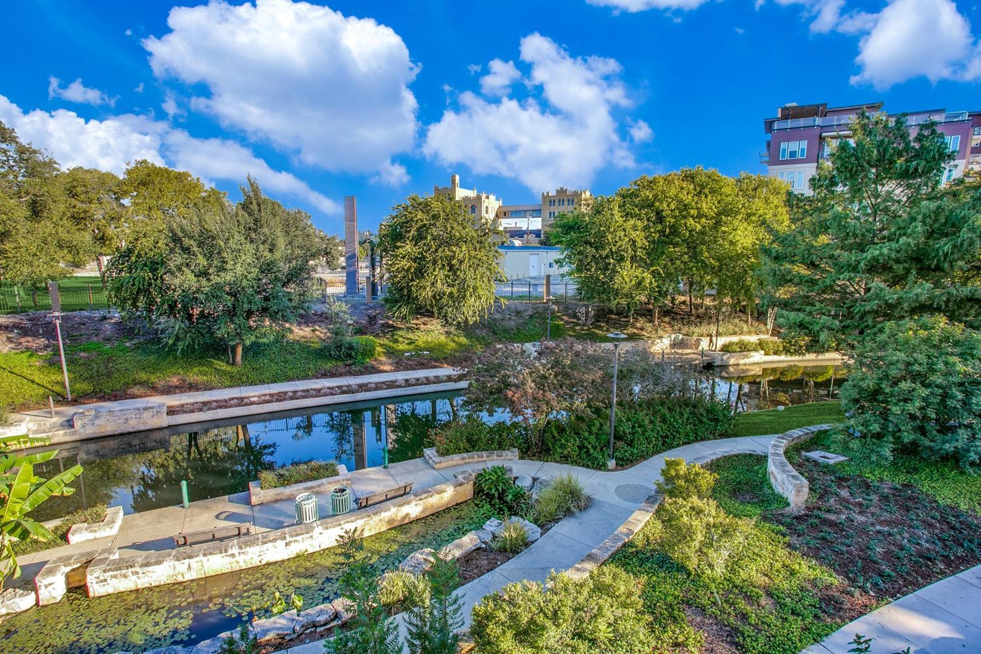 Lush Downtown Condo On Riverwalk W King Ste, Free Parking, Pet Friendly, Centrally Located On Riverwalk San Antonio Extérieur photo